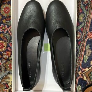 Black leather Everlane Italian Day Glove flat. Size 7.5 women’s.